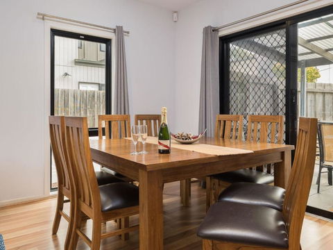 Paradise In Cowes - Darwin Holiday 1