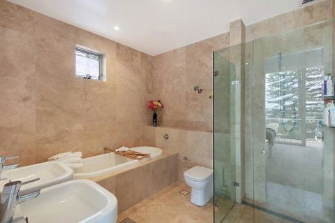 Oceanfront Penthouse Stylish & Luxurious. - Darwin Holiday 2