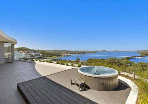 Stylish Penthouse With Views & Jacuzzi - Darwin Holiday 5