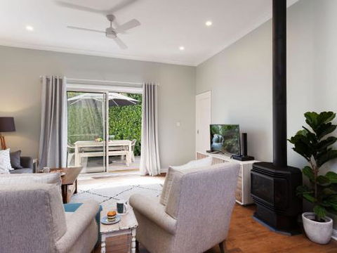 Escape To The Cottage 68 Tomaree Rd Boat Parking & WIFI - Darwin Holiday 3