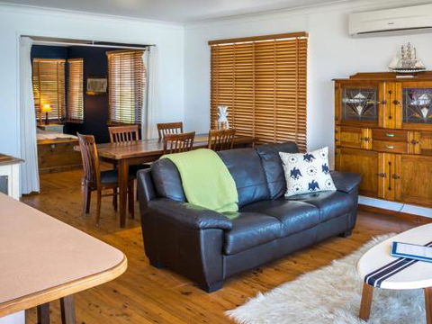 90 OCEANS EDGE Gerroa 4pm Check Out Sundays - Darwin Holiday 1