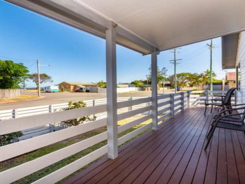 Dog Lovers Retreat Beachmere - Darwin Holiday 1