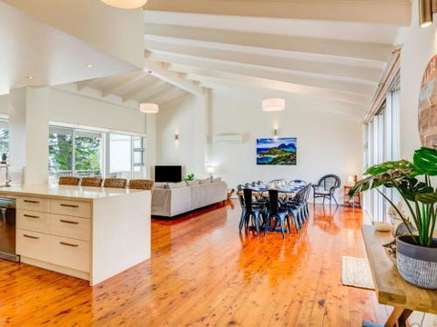 Harlequin Beach House 4pm Check Out Sundays - Darwin Holiday 5