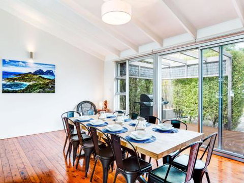 Harlequin Beach House 4pm Check Out Sundays - Darwin Holiday 1