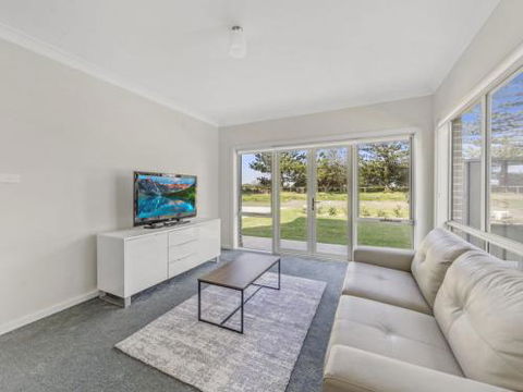 SEA MIST Gerringong 4pm Check Out Sundays - Darwin Holiday 2