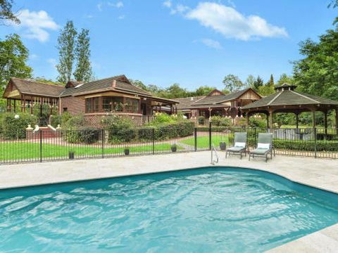THE ELMS Berry Berry & Surrounds 4pm Check Out Sundays - Darwin Holiday 0