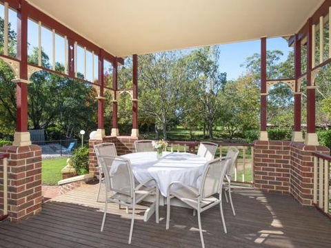 THE ELMS Berry Berry & Surrounds 4pm Check Out Sundays - Darwin Holiday 1