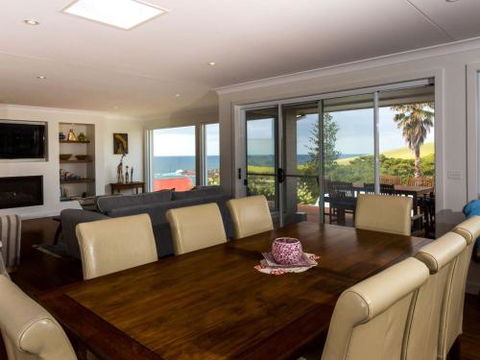 WHALE WATCH FOR FOUR Gerringong 4pm Check Out Sundays - Darwin Holiday 4