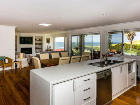 WHALE WATCH FOR FOUR Gerringong 4pm Check Out Sundays - Darwin Holiday 1