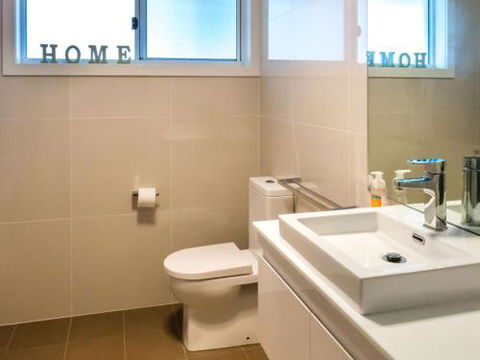 WHALE WATCH FOR FOUR Gerringong 4pm Check Out Sundays - Darwin Holiday 6