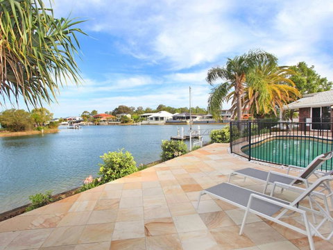 April 19 4 Bedroom Home On Canal With Pool Pontoon Aircon & WiFi! - Darwin Holiday 3