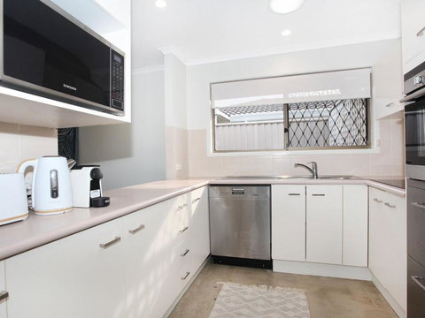 April 19 4 Bedroom Home On Canal With Pool Pontoon Aircon & WiFi! - Darwin Holiday 6