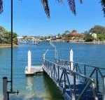 April 19 4 Bedroom Home on Canal with Pool Pontoon Aircon  WiFi - Darwin Holiday