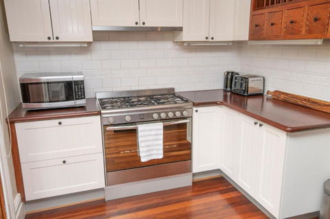 Meltham On March - Darwin Holiday 4