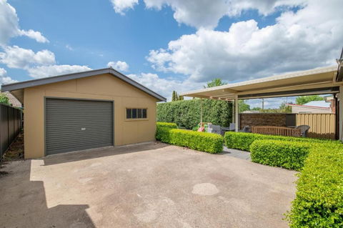 Meltham On March - Darwin Holiday 3