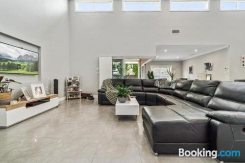 Wentworth Estate 5 Bedroom Luxury Home Sleeps 12 - Darwin Holiday 3