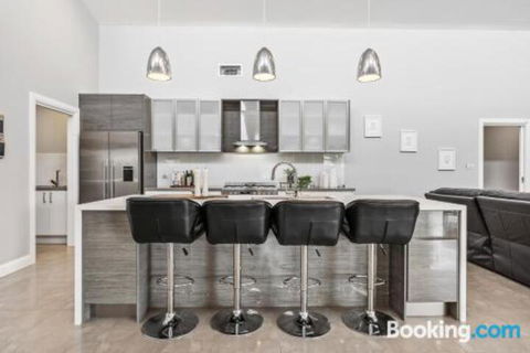 Wentworth Estate 5 Bedroom Luxury Home Sleeps 12 - Darwin Holiday 2