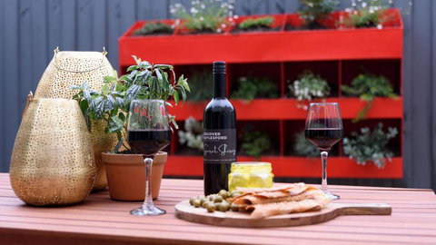 Trentham Central Villas 6 BR / Ensuite / Sleeps 12 - Darwin Holiday 3