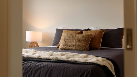 Trentham Central Villas 6 BR / Ensuite / Sleeps 12 - Darwin Holiday 4