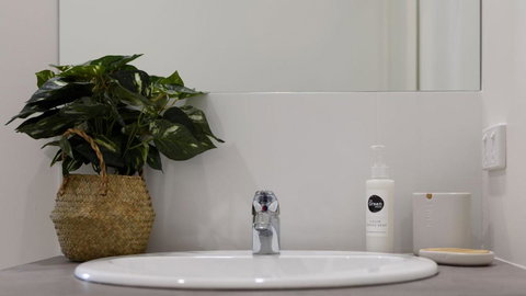 Trentham Central Villas 6 BR / Ensuite / Sleeps 12 - Darwin Holiday 5