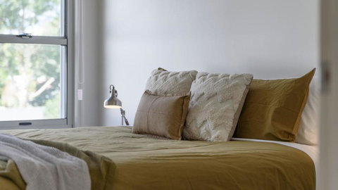 Trentham Central Villas 6 BR / Ensuite / Sleeps 12 - Darwin Holiday 1