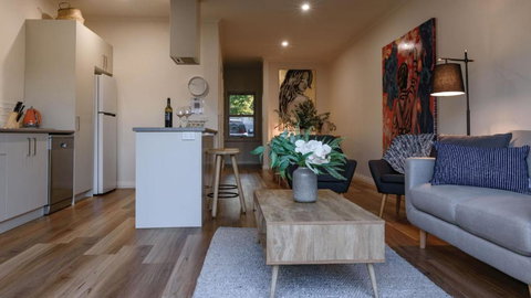 Trentham Central Villas 6 BR / Ensuite / Sleeps 12 - Darwin Holiday 6