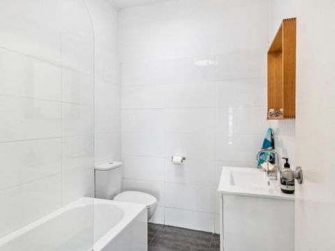 BOMBORA Gerroa 4pm Check Out Sundays - Darwin Holiday 6