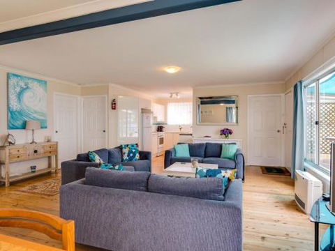 WIRANI On The WATER Sanctuary Point 4pm Check Out Sundays - Darwin Holiday 5