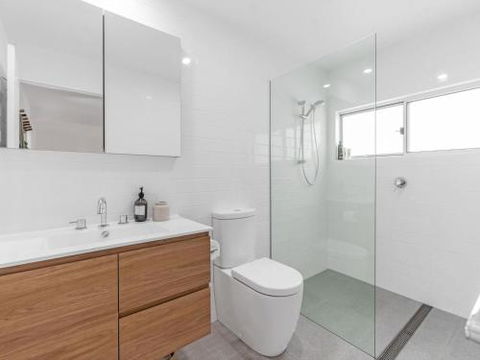 MOBYS At HYAMS Hyams Beach 4pm Check Out Sundays - Darwin Holiday 2