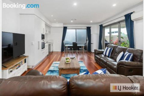 HIGH TIDES On ELLISTON - Darwin Holiday 1