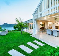 Whitehaven Luxury 5 Bedroom 5 Bathroom House Ocean View With 2 Golf Bu - Darwin Holiday