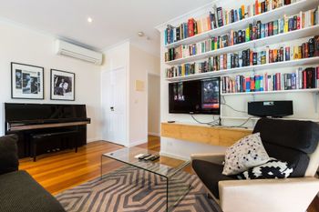 KIM 2BDR West Melbourne Apartment - Darwin Holiday 0