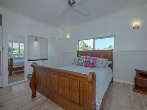 Christmas Bush Avenue 2 / 1 - Darwin Holiday 6