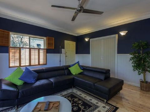 Christmas Bush Avenue 2 / 1 - Darwin Holiday 3