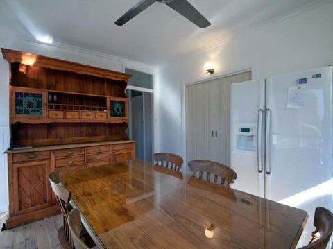 Christmas Bush Avenue 2 / 1 - Darwin Holiday 5