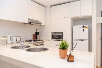 Melbourne City Apartment With Parking - Darwin Holiday 4