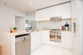 Melbourne City Apartment With Parking - Darwin Holiday 3