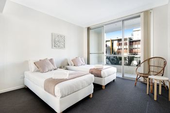 Broabdeach Sleek & Stylish Living - Darwin Holiday 3