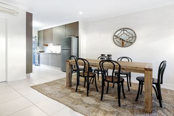 Broabdeach Sleek & Stylish Living - Darwin Holiday 1