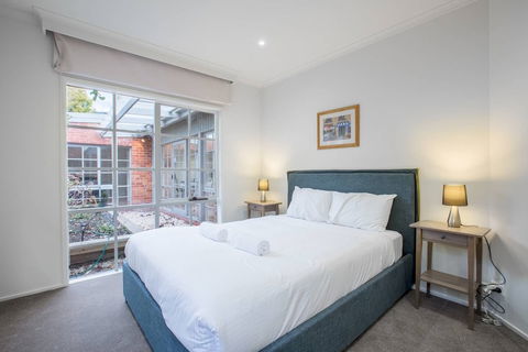 Lots Love Life Garden View Amazing Five Bedrooms - Darwin Holiday 1