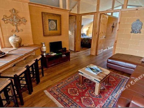 Bruny Island Accommodation 43 Degrees Beachside Studio Spa Apartments (1) - Darwin Holiday 2