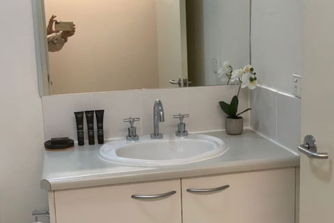 BHB CBD Dream Wine Netflix Wifi Views - Darwin Holiday 4