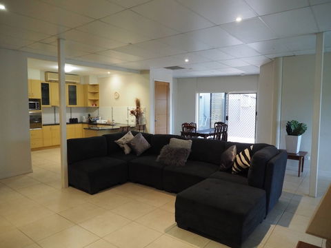 Queen Room With Airport Transfers Or Car Rental - Darwin Holiday 6