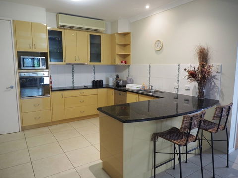 Queen Room With Airport Transfers Or Car Rental - Darwin Holiday 4