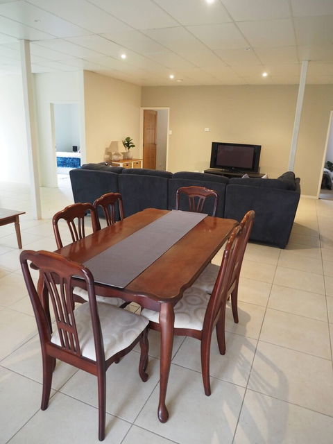 Queen Room With Airport Transfers Or Car Rental - Darwin Holiday 5