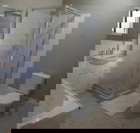 Queen Room With Airport Transfers Or Car Rental - Darwin Holiday