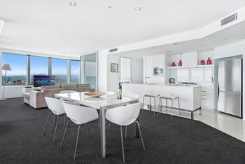 Sensational Q1 Surfers Paradise Resort Living - Darwin Holiday 3
