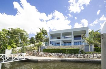 Gold Coast Luxury Waterfront House - Darwin Holiday 0