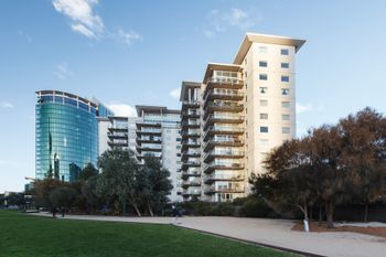 Heart Of Theatre District Pool & Gym - Darwin Holiday 3