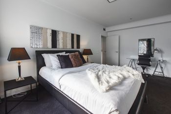 Heart Of Theatre District Pool & Gym - Darwin Holiday 4